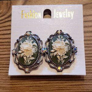 FASHION JEWELRY vintage style costume clip on earrings - NEW